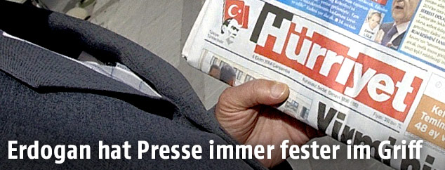 Mann mit einer Hürriyet-Zeitung