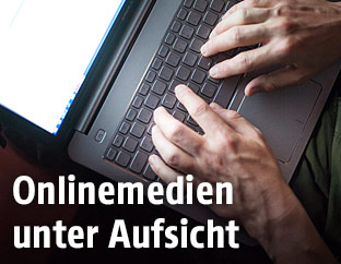 Hände auf einer Tastatur