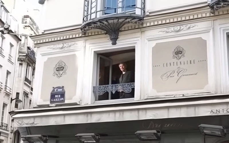 Autor Eric Vuillard am Balkon im 2 Arrondissement nach der Goncourt-Preis-Bekanntgabe