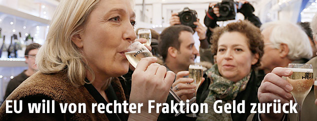 Marine Le Pen (Front National) trinkt Champagner