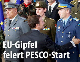 Emmanuel Macron mit europäischen Armeeangehörigen