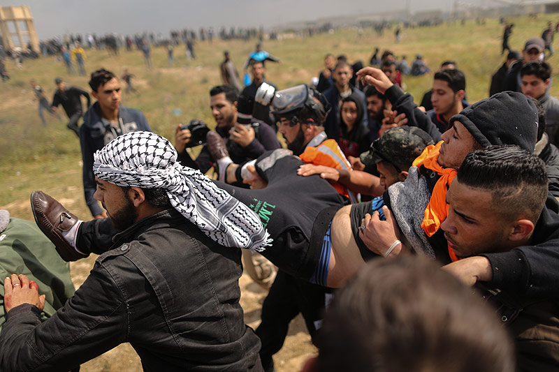 © APA/AFP/Mahmud Hams Palästinensische Demonstranten helfen einem Verletzen