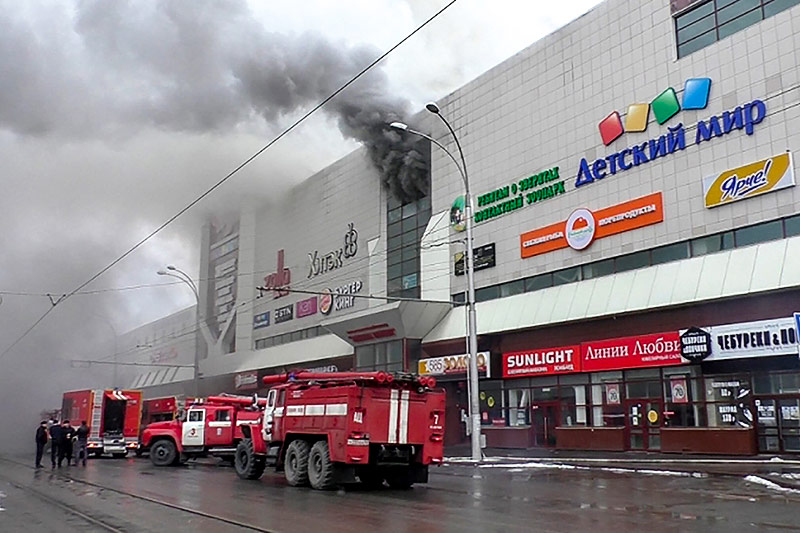 © APA/AFP/RUSSIAN EMERGENCY SITUATIONS MINISTRY Einsatzkräfte