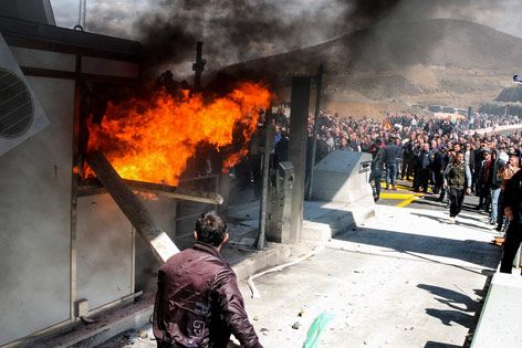© APA/AFP Brennende Mautstation