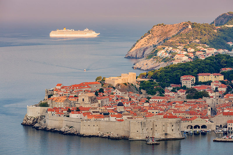 Kreuzfahrtschiff bei Dubrovnik