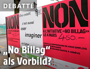 Plakate der Befürworter und Gegner der "No Billag"-Abstimmung in der Schweiz