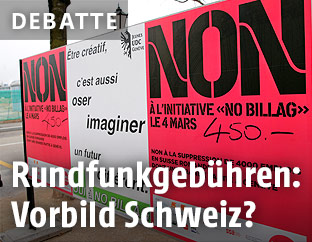 Plakate der Befürworter und Gegner der "No Billag"-Abstimmung in der Schweiz