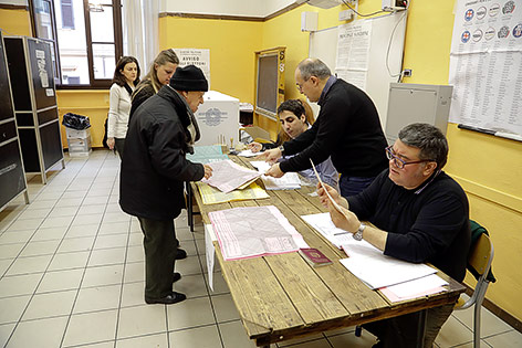 © APA/AP/Andrew Medichini Mann während der Wahlabgabe in Italien