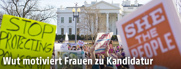 Protestierende Frauen vor dem Wei&szlig;en Haus in Washington