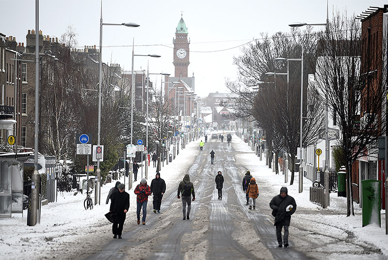 Menschen gehen zu Fuß, da öffentlicher Verkehr eingestellt wurde, Dublin
