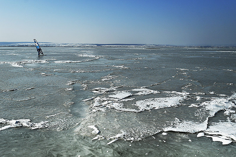 Ein Eissurfer am zugefrorenen Neusiedlersee