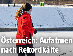Jogger in Winterlandschaft