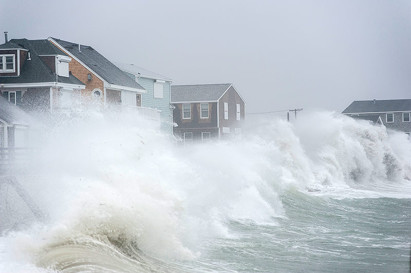 Meterhohe Wellen treffen in Scituate auf Häuser