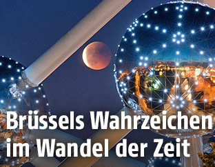 Mondfinsternis neben dem Brüsseler Atomium