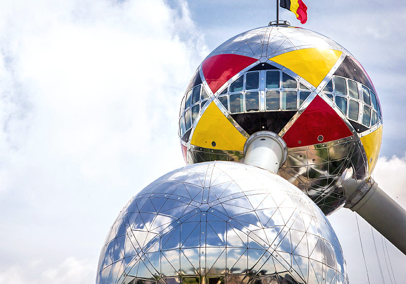 © AP/Geert Vanden Wijngaert Die oberste Kugel des Brüsseler Atomiums in den belgischen Nationalfarben