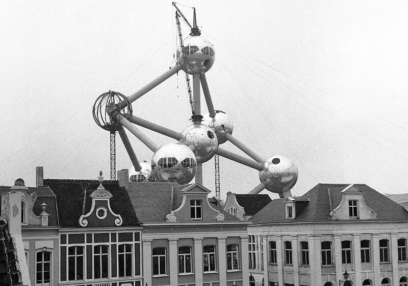 © AP/Horst Faas Errichtung des Atomiums in Brüssel