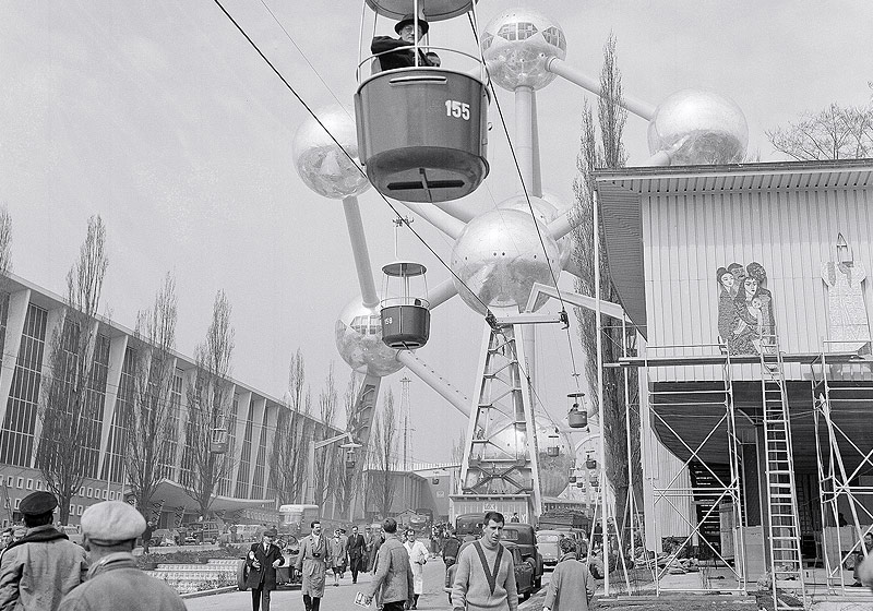 © AP Seilbahn auf der Weltausstellung 1958 in Brüssel mit dem Atomium im Hintergrund