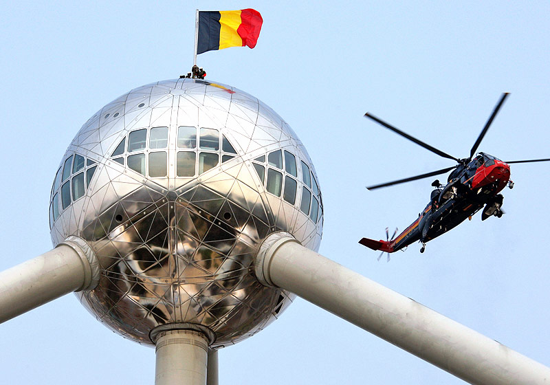 © Reuters/Thierry Roge Soldaten hissen auf dem Brüsseler Atomium die belgische Flagge