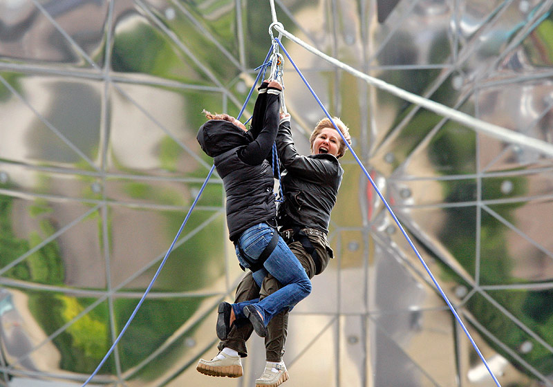 © Reuters/Sebastien Pirlet Zwei Frauen seilen sich mit der Seilrutsche "Death Ride" vom Brüsseler Atomium ab