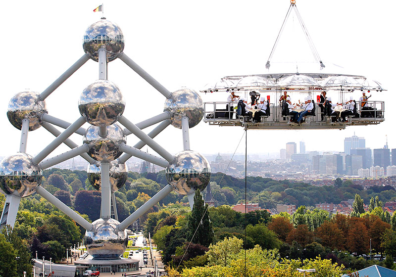© Reuters/Yves Herman Kranplattform mit Köchen neben dem Brüsseler Atomium