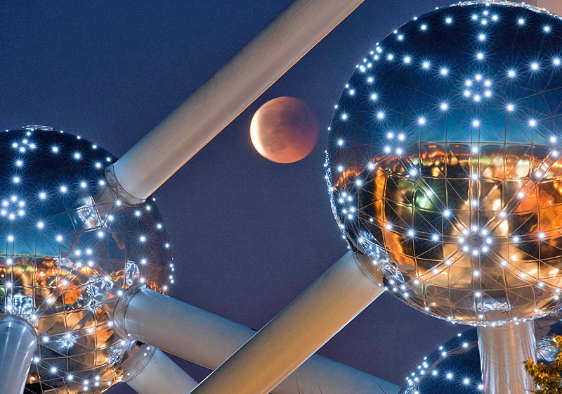 © AP/Geert Vanden Wijngaert Mondfinsternis neben dem Brüsseler Atomium