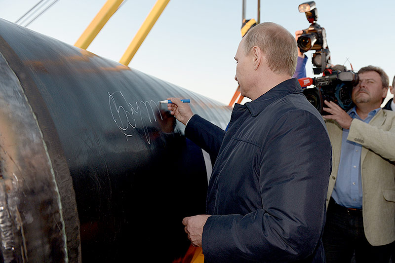 © APA/AFP/RIA Novosti/Presidential Press Service/Alexei Nikolsky Russlands Präsident Wladimir Putin unterschreibt auf der Gaspipeline "Power of Siberia"