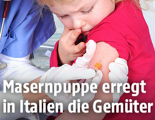 Ein M&auml;dchen wird geimpft