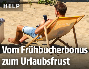 Junger Mann in einem Liegestuhl