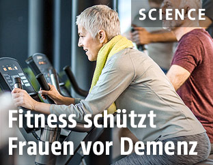 Ältere Frau im Fitnessstudio