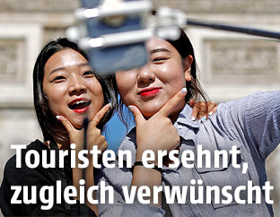 Touristinnen machen Selfies