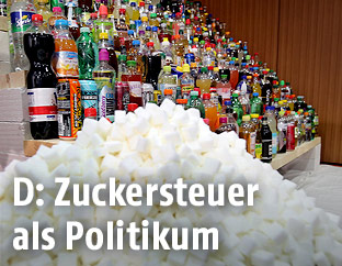 Zuckerwürfel bei einer Pressekonferenz von Foodwatch