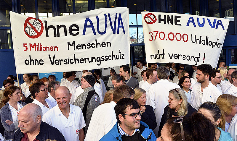 © APA/Herbert Pfarrhofer Betriebsversammlung und Flugblattaktion der AUVA vor dem Lorenz Böhler Unfallkrankenhaus in Wien