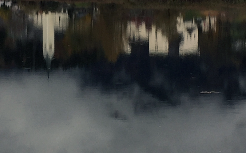 © ORF.at/Gerald Heidegger Spiegelung von Schloss und Kirche Goldeggs im Goldegger See