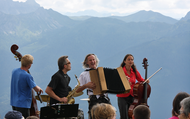 Band Der Berg bei einer Performance am Berg