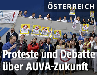Menschen bei der AUVA-Protestaktion