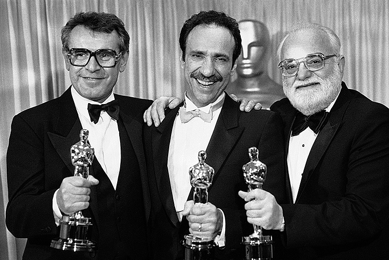 Milos Forman, F. Murray Abraham und Saul Zäntz im März 1985 mit den Oscars für den Film “Amadeus”
