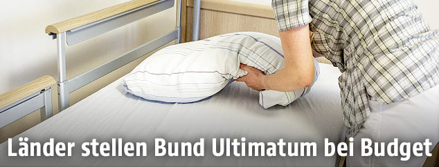 Pflegekraft in einem Altenheim