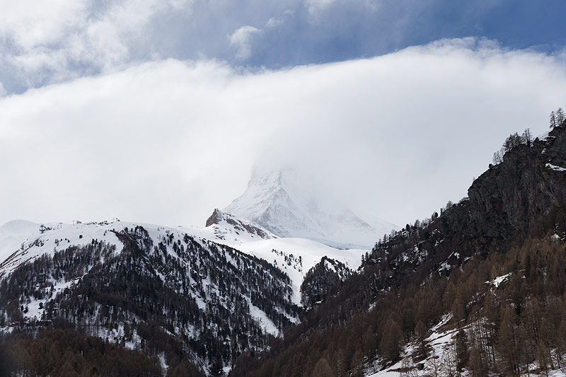 © APA/AP/Dominic Steinmann Matterhorn unter Nebelschicht