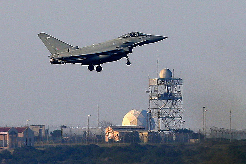 © AP/Petros Karadjias Ein Typhoon der britischen Royal Air Force landet in Akrotiri (Zypern)