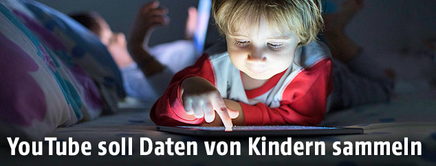 Kleinkind mit Tablet