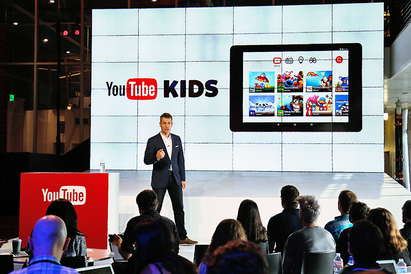 © AP/Danny Moloshok Bei einer Präsentation von YouTube ist auf einer Vidiwall ein Tablet mit dem Videokanal von YouTube Kids zu sehen