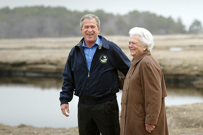 © AP/Lawrence Jackson George W. Bush und Barbara Bush, 2004