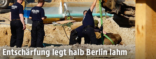 Vorbereitungen zur Entschärfung einer Fliegerbombe in Berlin