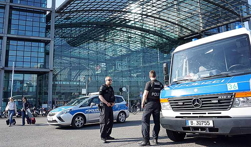 © AP/Michael Sohn Polizisten vor dem Berliner Hauptbahnhof