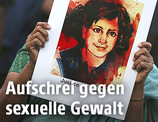 Protestschild zeigt Porträt eines Vergewaltigungopfers in Indien