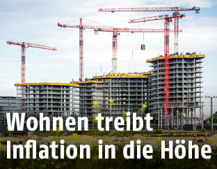 Kräne über einer Baustelle