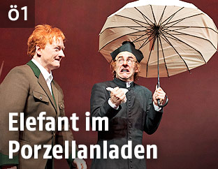 Szene aus dem St&uuml;ck "Der R&uuml;ssel" mit Falk Rockstroh und Markus Meyer