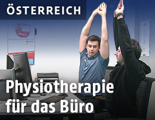 Zwei Männer machen Übungen am Arbeitsplatz