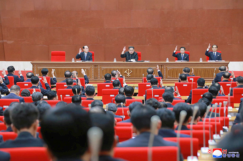 © Reuters/KCNA Nordkoreanischer Machthaber Kim Jong Un spricht vor seiner Partei