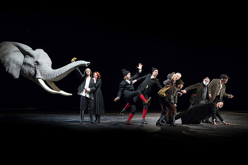 © Burgtheater/Reinhard Maximilian Werner Szene aus "Der Rüssel"